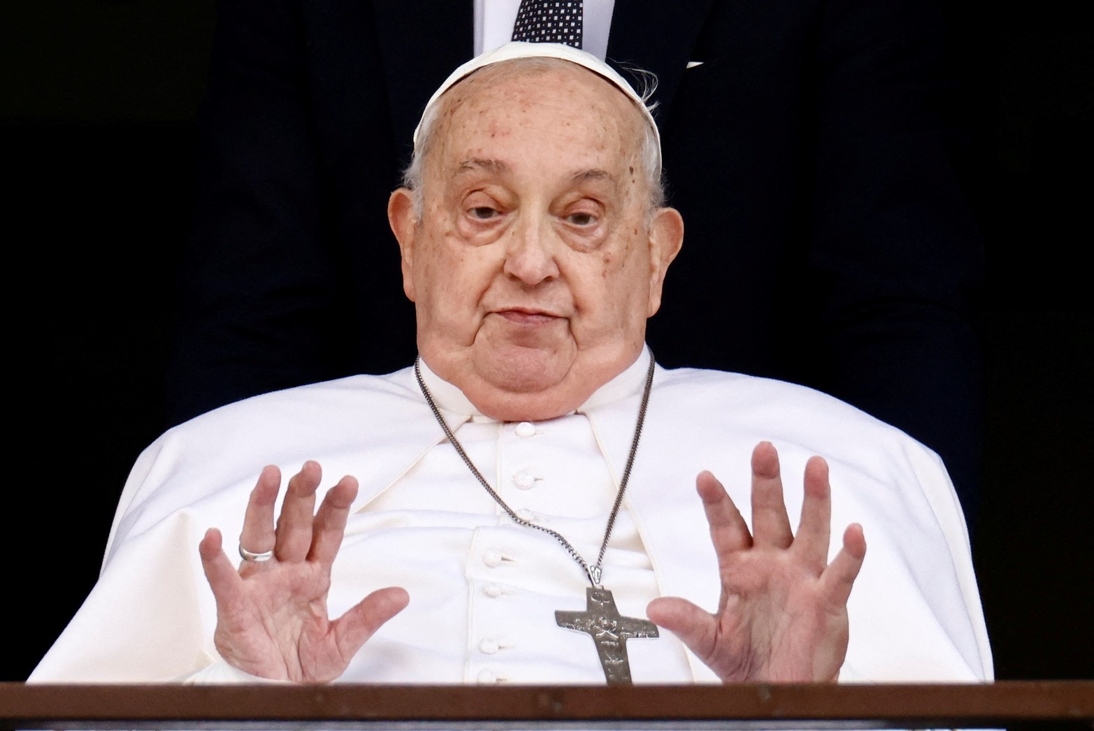 Marzo del 2025: una sorpresiva reaparición tras 5 semanas de internación