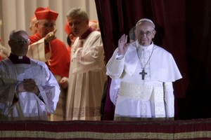 Newly elected Pope Francis, Cardinal Jorge Mario Bergoglio of Argentina appears on the balcony of St. Peter's Basilica after being elected by the conclave of cardinals, at the Vatican, March 13, 2013. White smoke rose from the Sistine Chapel chimney and the bells of St. Peter's Basilica rang out on Wednesday, signaling that Roman Catholic cardinals had elected a pope to succeed Benedict XVI.           REUTERS/100eos1d (VATICAN  - Tags: RELIGION POLITICS)   vaticano francisco I cadenal jorge mario bergoglio anuncio nuevo papa argentino primera aparicion publica mensaje papa religion catolica eleccion