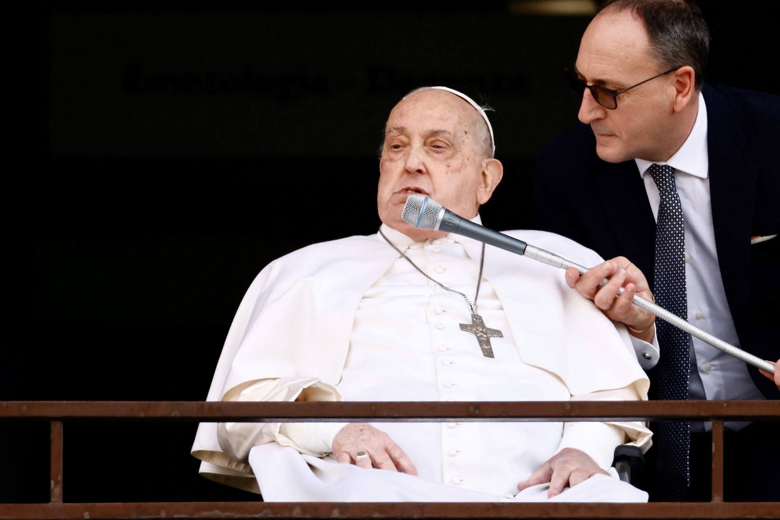 Marzo del 2025: una sorpresiva reaparición tras 5 semanas de internación