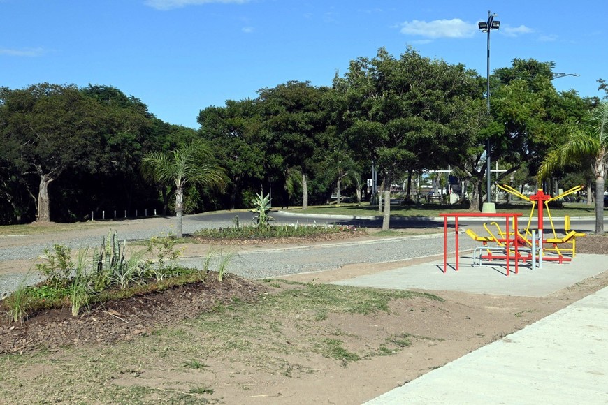 El sendero accesible recorre toda la zona del paseo. Crédito: MSF.