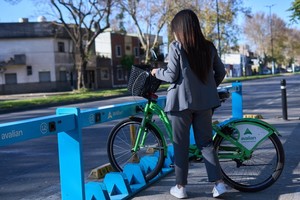 Actualmente, el sistema de bicicletas públicas cuenta con 89 estaciones distribuidas en 30 barrios de la ciudad, y cerca de 140.000 usuarias y usuarios inscriptos.