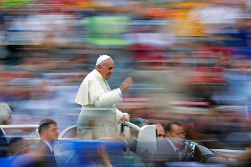 FILE PHOTO: Pope Francis waves as he leads a special audience for members of CSI (Italian sport centres) in Saint Peter's Square at the Vatican June 7, 2014.  REUTERS/Max Rossi/File Photo