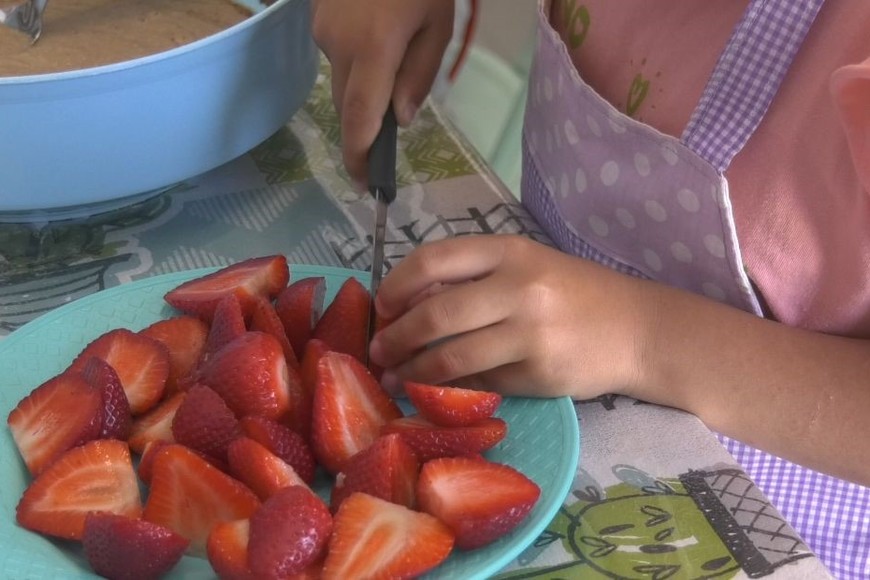 "La actividad nos permitió explorar los ingredientes, demostrar habilidades usando las manos para crear trufas personalizadas, de diferentes tamaños, para pasarlas por coco rallado, grageas de colores".