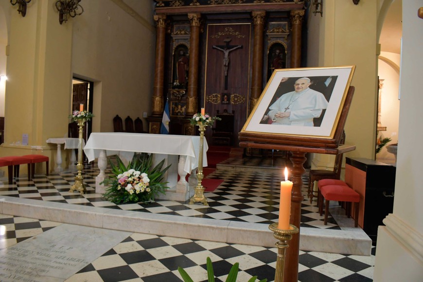 En la catedral santafesina, el homenaje a Bergoglio. Foto: Guillermo Di Salvatore