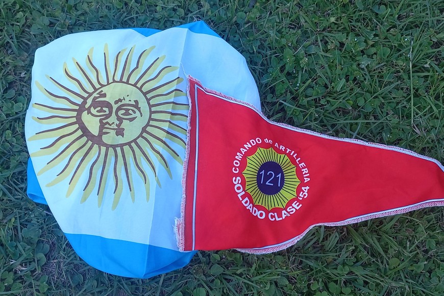 La bandera argentina y el banderín del Comando de Artillería 121.