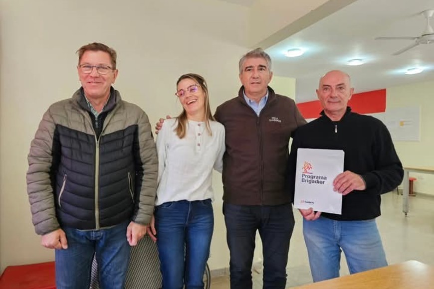 “En los clubes Unión y Belgrano de Gobernador Crespo hemos gestionado para iniciar importantes inversiones; la comuna de La Camila va a recibir fondos para adquirir un nuevo tractor y la de Colonia Dolores para equipar el SUM comunal”, contó Borla.