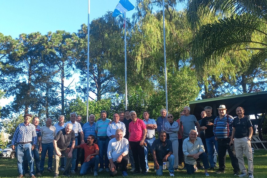 En la celebración, los muchachos posaron con la bandera argentina flameando.