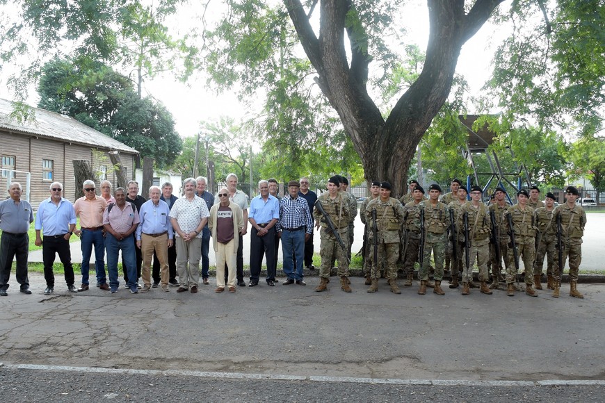 Junto con una formación de suboficiales y soldados voluntarios.