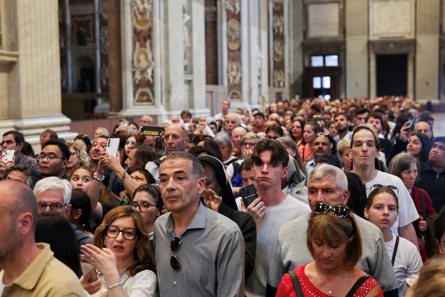 Faithful queue to pay respects, as Pope Francis lies in state in St. Peter's Basilica, at the Vatican, April 23, 2025. REUTERS/Mohammed Salem