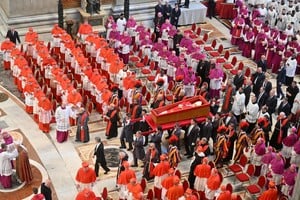 El cuerpo de Francisco ya se encuentra en el interior de la basílica de San Pedro. Crédito: Alessandro Di Meo/Reuters