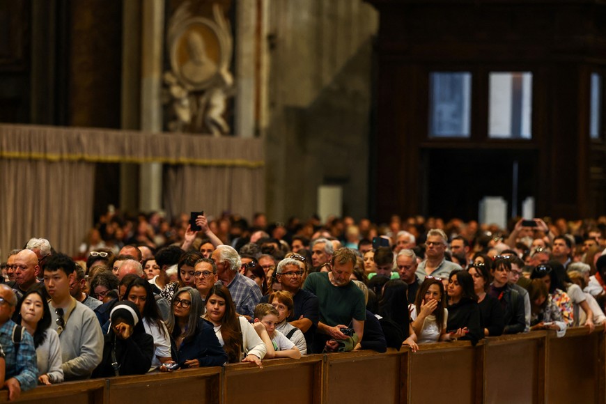 Faithful queue to pay respects as Pope Francis lies in state in St. Peter's Basilica, at the Vatican, April 23, 2025. REUTERS/Kai Pfaffenbach