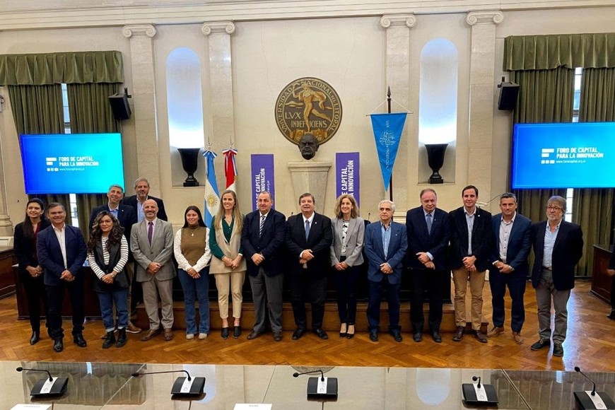 Acto. Las autoridades políticas y académicas, en el Salón del Consejo Superior de la UNL.