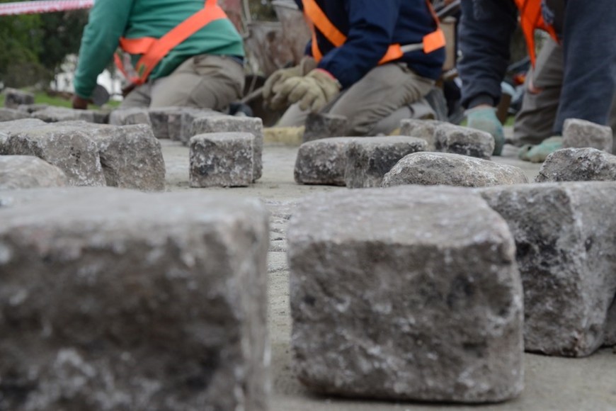 Labor artesanal de restauración de adoquinado | Crédito: archivo Municipalidad de Rafaela
