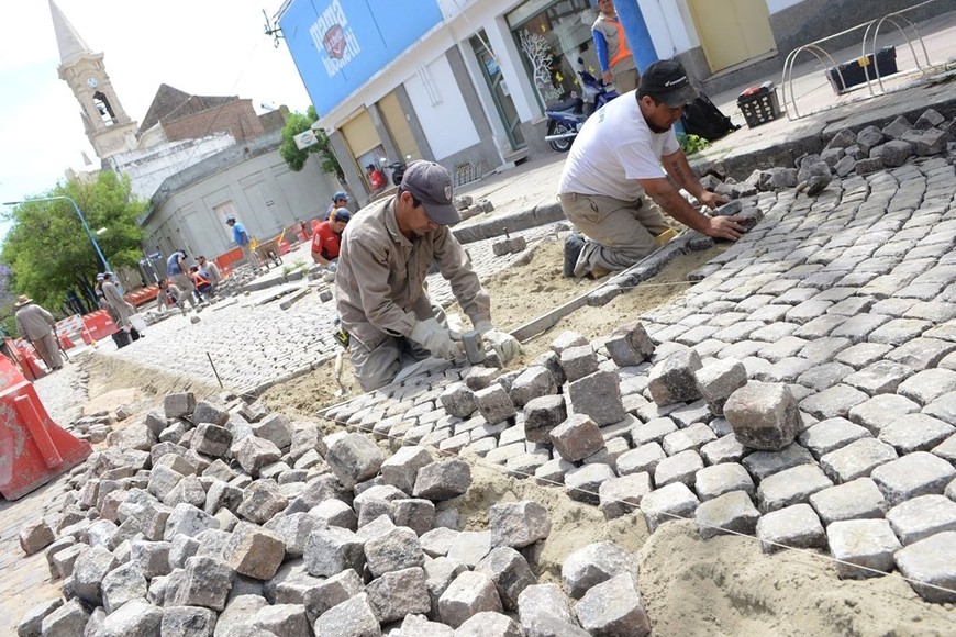 Tareas de restauración de adoquinado | Crédito: archivo Municipalidad de Rafaela