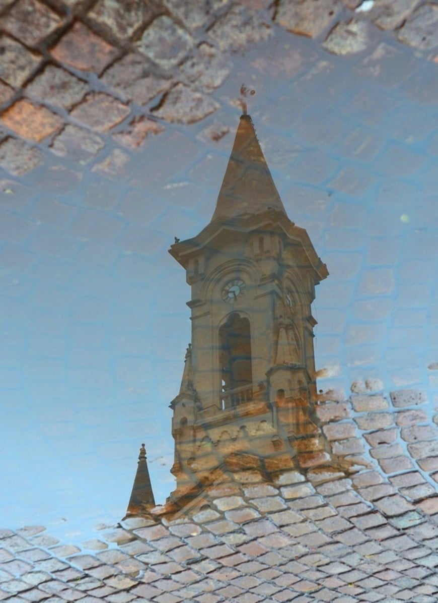 El reflejo de la Catedral San Rafael en los adoquines que rodean la Plaza 25 de Mayo | Crédito: archivo Municipalidad de Rafaela