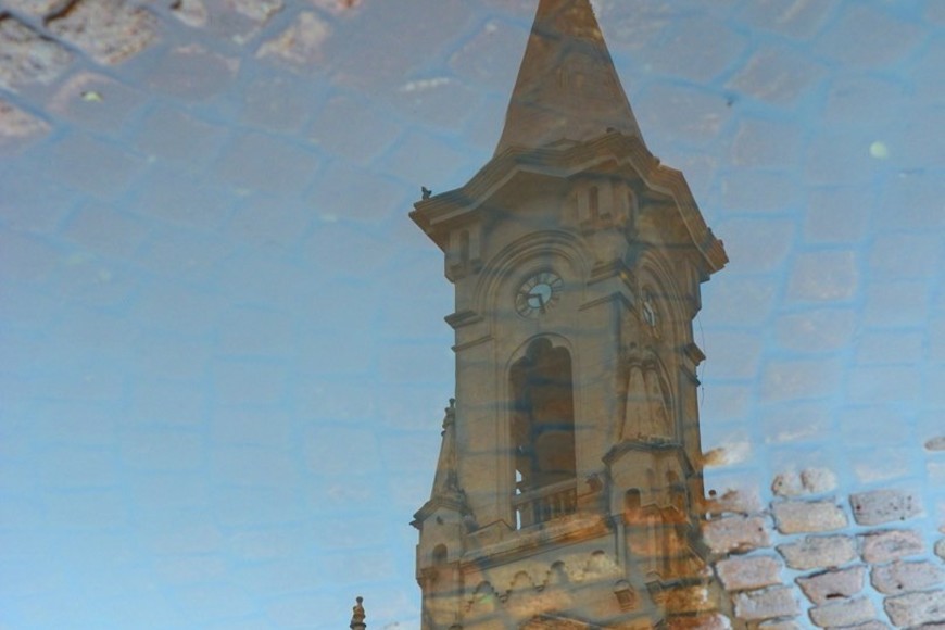 El reflejo de la Catedral San Rafael en los adoquines que rodean la Plaza 25 de Mayo | Crédito: archivo Municipalidad de Rafaela