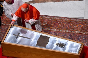 The casket of Pope Francis is being sealed at St. Peter's Basilica, ahead of his funeral at the Vatican, April 25, 2025.   Vatican Media/Simone Risoluti/Handout via REUTERS    ATTENTION EDITORS - THIS IMAGE WAS PROVIDED BY A THIRD PARTY.