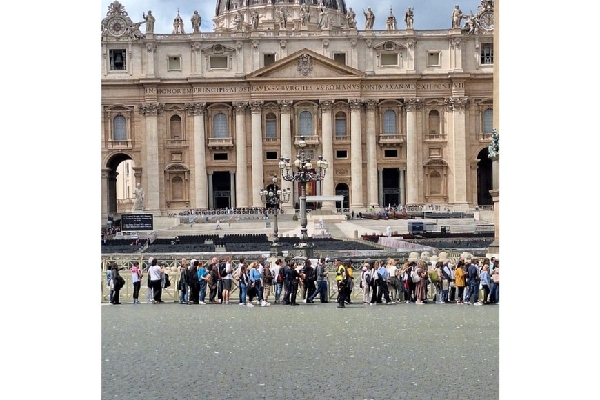 Así luce la plaza San Pedro este viernes, en la última jornada de acceso de los fieles a la Basílica. Crédito: El Litoral