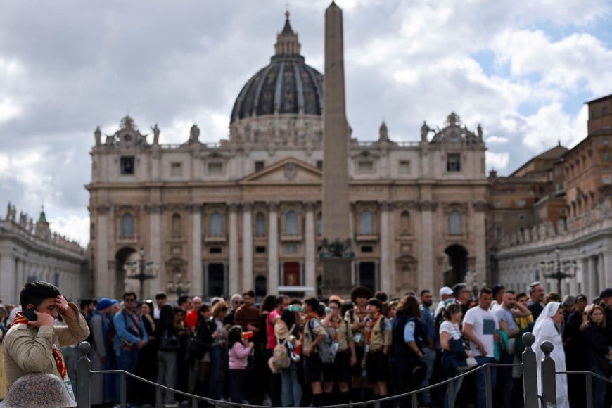 People queue to enter St. Peter's Basilica to pay respects as Pope Francis lies in state, as seen from Rome, Italy, April 25, 2025. REUTERS/Kai Pfaffenbach