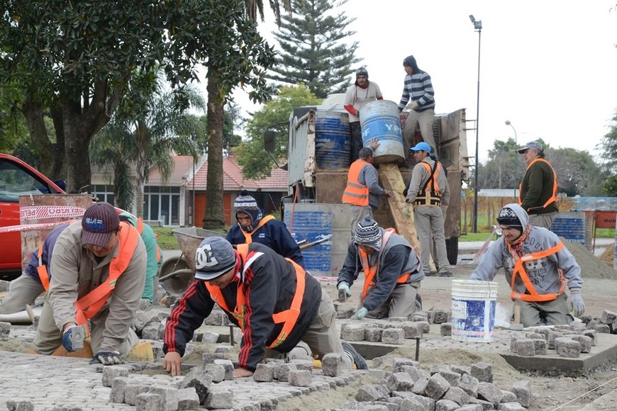 Labor artesanal de restauración de adoquinado | Crédito: archivo Municipalidad de Rafaela