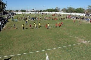 Imagen ilustrativa. A disfrutar. Los chicos se prepararon para disputar el primer encuentro del año en la cancha de Newell's. Crédito: Guillermo Di Salvatore
