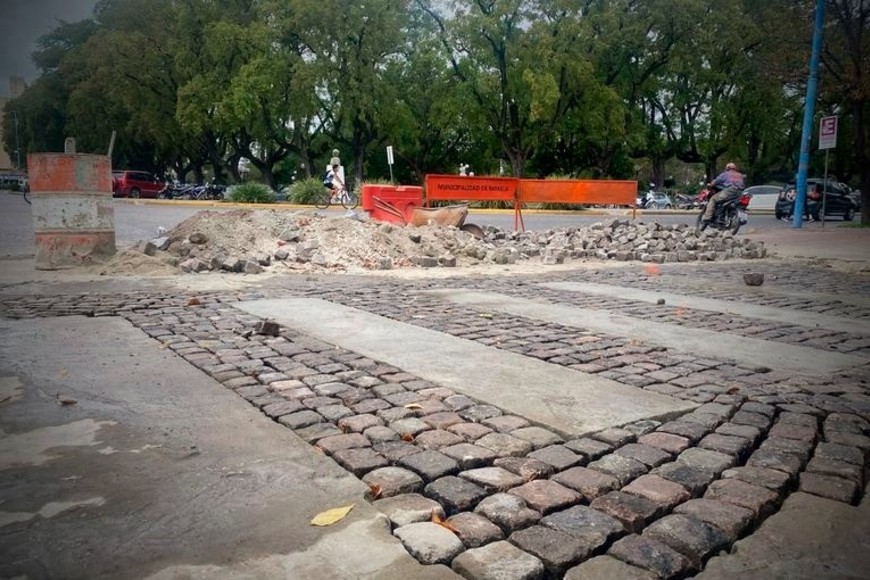 Obra de restauración de adoquinado en calle Moreno. Crédito: RADIO RAFAELA