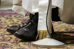 Los zapatos de Francisco que lo acompañaron durante su papado, como símbolo de auteridad y un reflejo del modo en que ejerció su autoridad. Foto: REUTERS / Max Rossi.