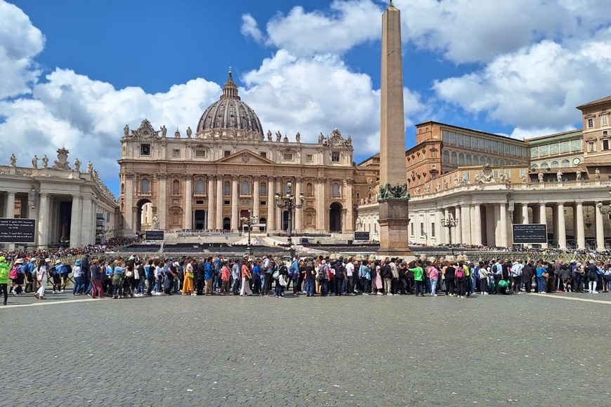 Así luce la plaza San Pedro este viernes, en la última jornada de acceso de los fieles a la Basílica. Crédito: El Litoral