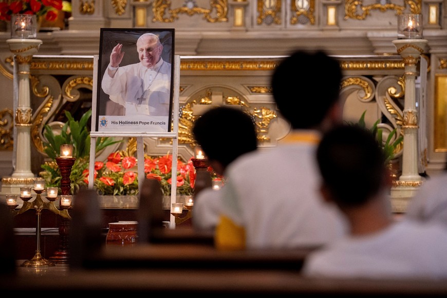 Filipino Catholics pray the rosary as they gather to watch the funeral of Pope Francis during a live broadcast, at the Sacred Heart Parish-Shrine in Quezon City, Metro Manila, Philippines, April 26, 2025. REUTERS/Lisa Marie David