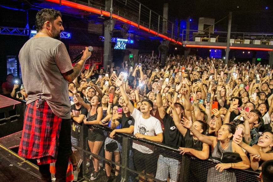 Francisco Lago sacudiendo Tribus al frente de Cruzando el Charco