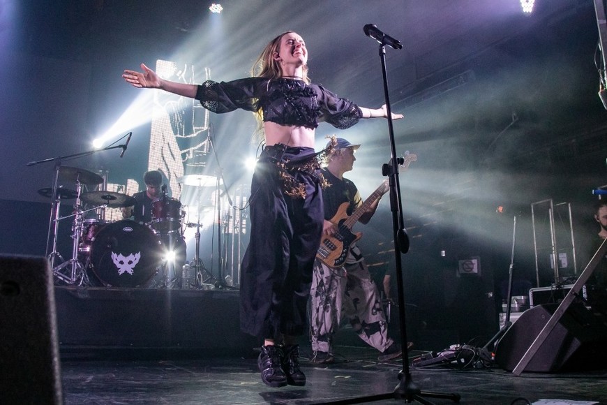 Camila Andersen Carmody de El Plan de la Mariposa, flotando sobre el escenario de Tribus