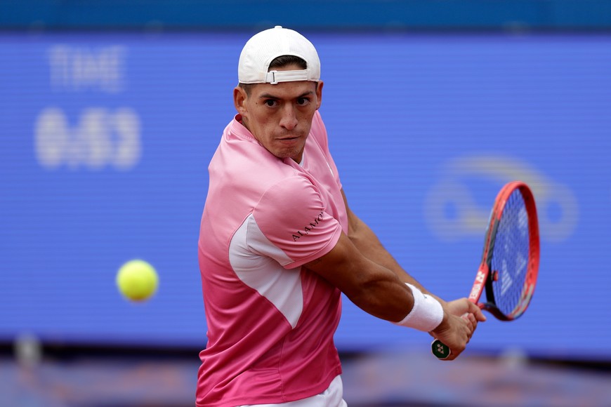 (250407) -- BUCAREST, 7 abril, 2025 (Xinhua) -- Imagen del 6 de abril de 2025 de Sebastián Báez, de Argentina, devolviendo la pelota a Flavio Cobolli, de Italia, durante el partido final del torneo de tenis Abierto de Tiriac de la ATP 250, en Bucarest, Rumania. (Xinhua/Cristian Cristel) (rtg) (ah) (vf)