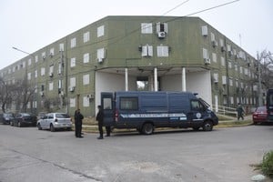 Personal policial custodia la escena del ataque en barrio Centenario, donde se recogieron vainas servidas.