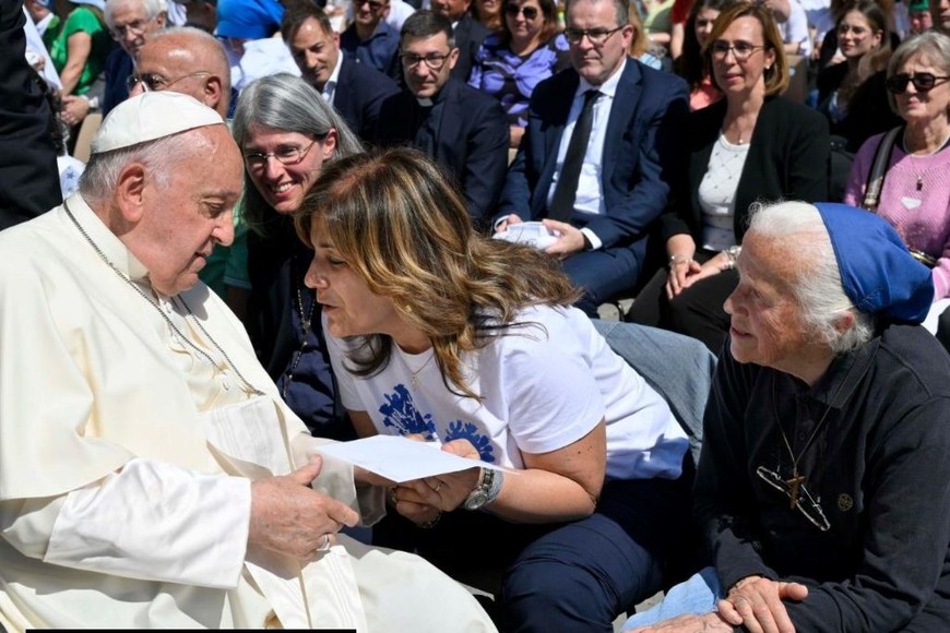 Si piden una bendición a la Iglesia es porque buscan que la ternura del amor de Dios restañe sus heridas....