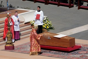 Cardinal Giovanni Battista Re leads the funeral Mass of Pope Francis, as the coffin is blessed, in St. Peter's Square at the Vatican, April 26, 2025. REUTERS/Remo Casilli     TPX IMAGES OF THE DAY