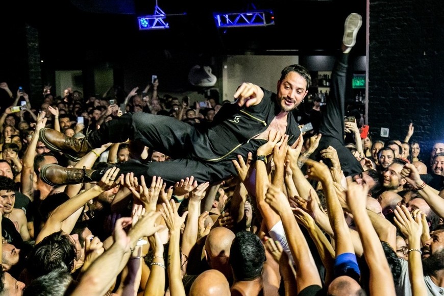 Abril Sosa haciendo mosh en Tribus, en uno de los pocos shows que dio en su regreso a Catupecu Machu