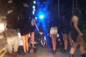 Vecinos y asistentes se quejaron por el descontrol que impera en la zona.