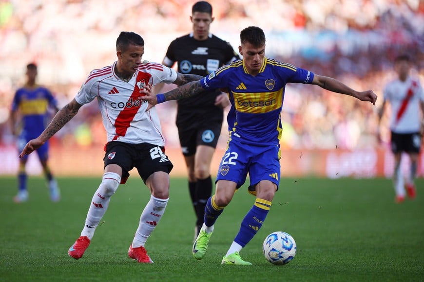 Soccer Football - Argentine Primera Division - River Plate v Boca Juniors - Estadio Mas Monumental, Buenos Aires, Argentina - April 27, 2025
Boca Juniors' Kevin Zenon in action with River Plate's Kevin Castano REUTERS/Agustin Marcarian