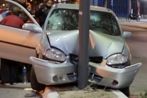 Se durmió mientras manejaba un auto y chocó contra una columna