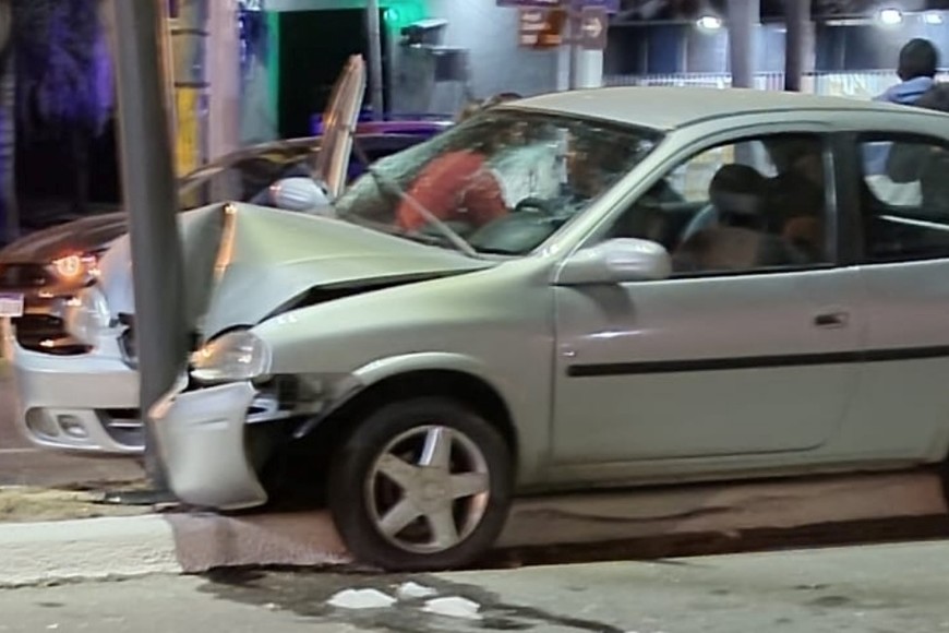 Se durmió mientras manejaba un auto y chocó contra una columna