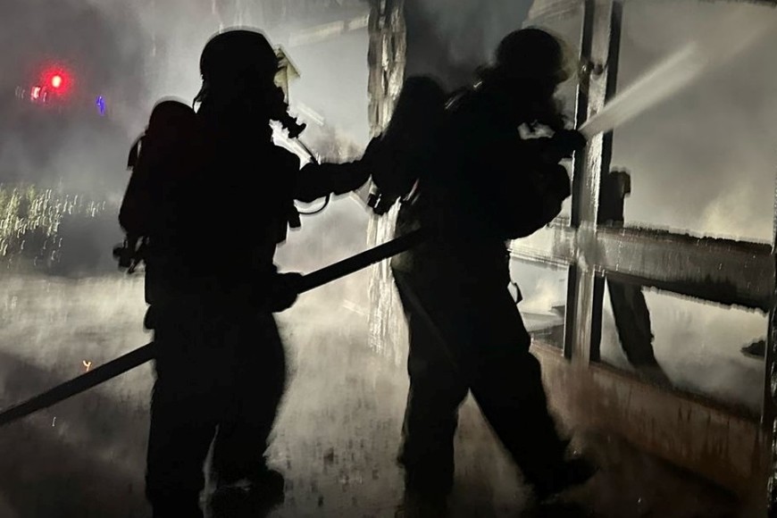 Impactante incendio en una vivienda de Rafaela: pérdidas materiales totales en el garaje y depósito