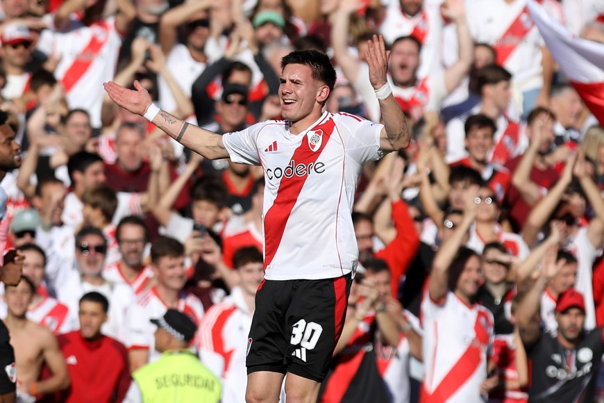 (250427) -- BUENOS AIRES, 27 abril, 2025 (Xinhua) -- El jugador Franco Mastantuono, de River Plate, festeja una anotación durante el partido correspondiente a la Jornada 15 del Torneo Apertura de la Liga Profesional, ante Boca Juniors, celebrado en el Estadio Antonio Vespucio Liberti, en la ciudad de Buenos Aires, capital de Argentina, el 27 de abril de 2025. (Xinhua/Martín Zabala) (mz) (rtg) (da)