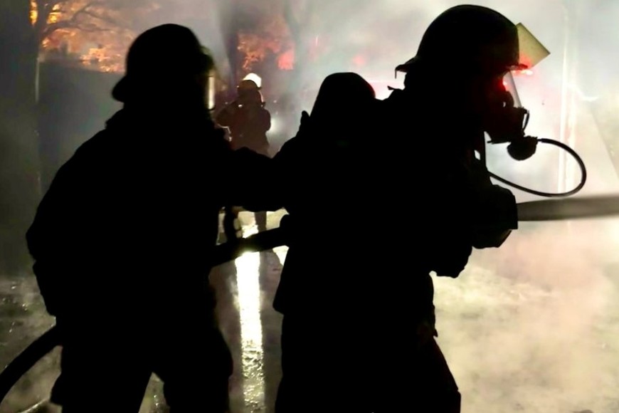 Impactante incendio en una vivienda de Rafaela: pérdidas materiales totales en el garaje y depósito