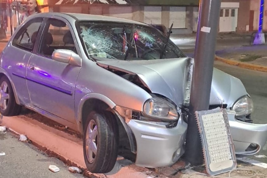 Se durmió mientras manejaba un auto y chocó contra una columna