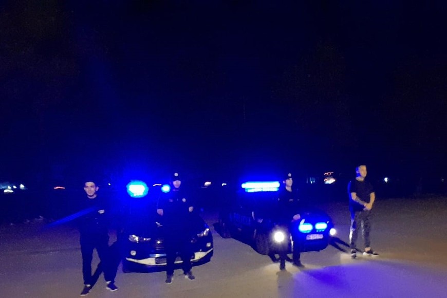 Peritos policiales trabajaron en la escena del crimen hasta pasada la medianoche del domingo.