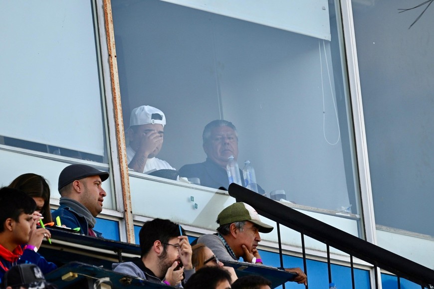 Chiqui Tapia viendo Unión-Barracas Central en cancha de Arsenal de Sarandí. Foto: Juan Manuel Foglia