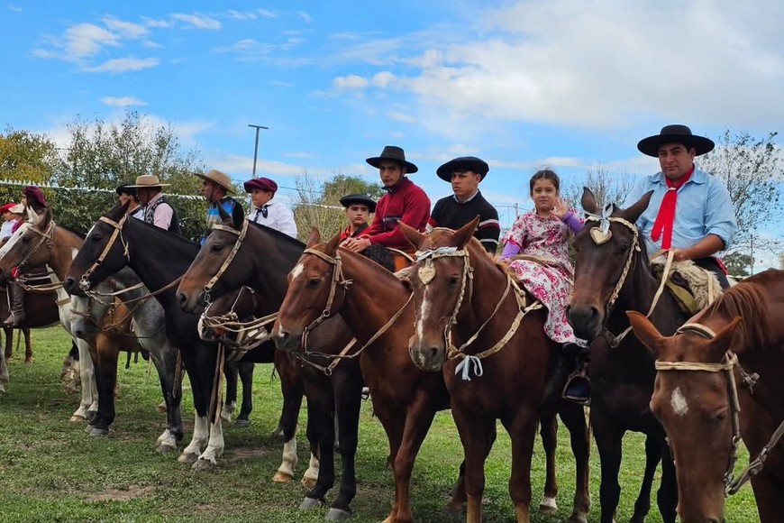 El Senador participó  de los actos conmemorativos que se llevaron a cabo en la localidad de Colonia Dolores, y  en la villa Soledad del distrito Colonia Angeloni.