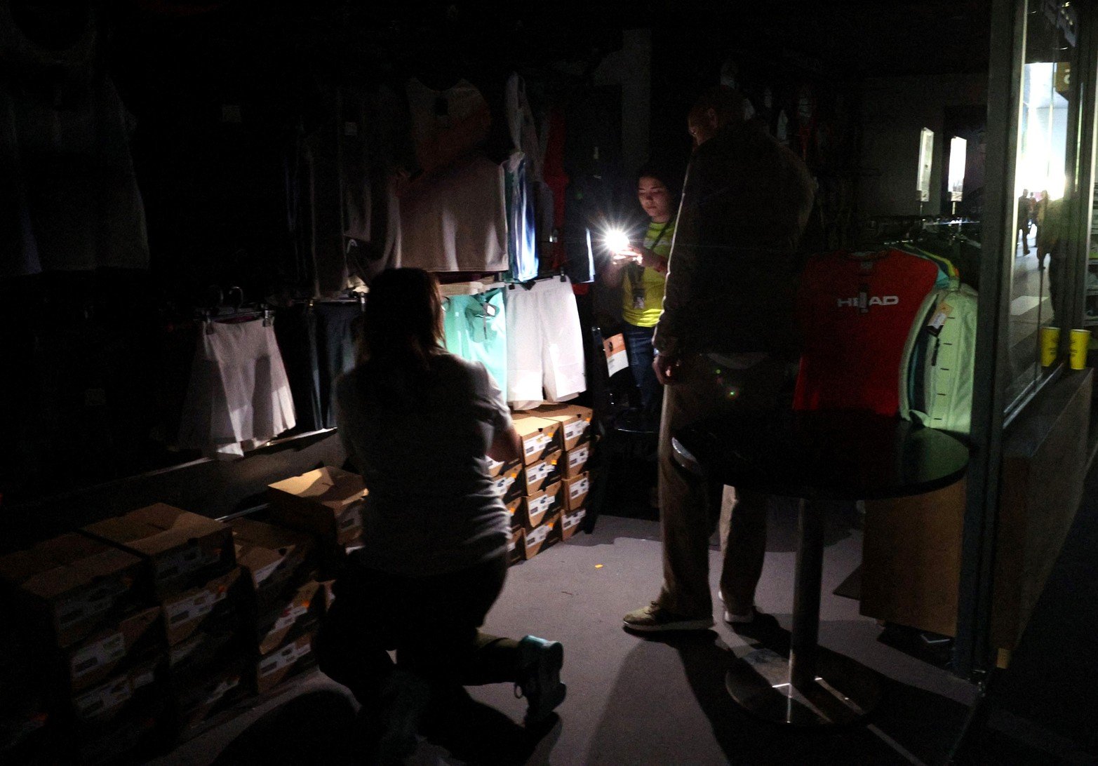 Negocios sin luz en el área metropolitana madrileña.