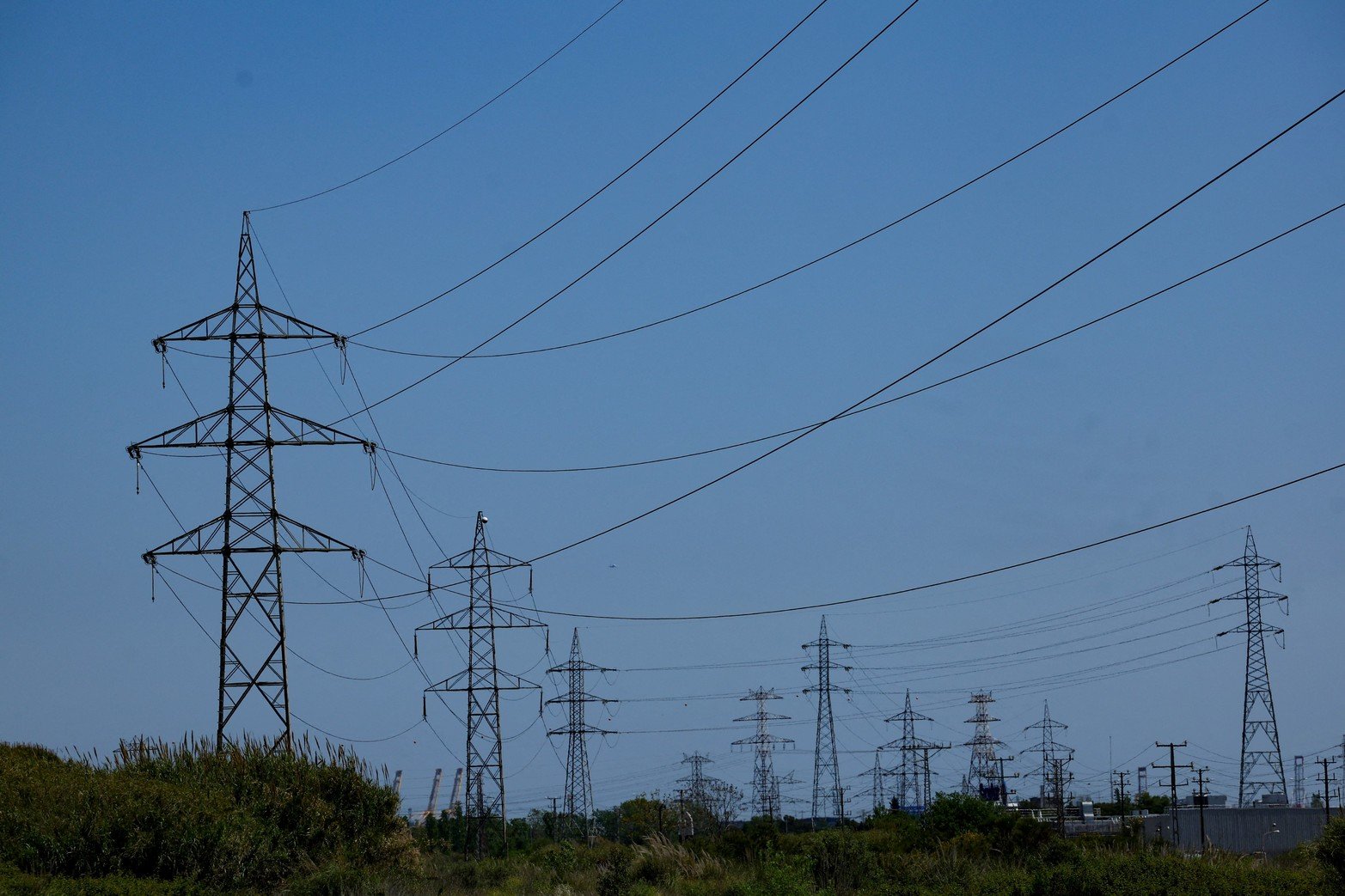 Las torres de energía en cercanías a Barcelona, otra ciudad afectada.