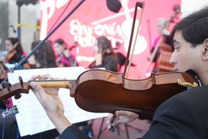 Sinfonía Rodante, dirigido por Juan Barbero y con la asistencia de Juan Candioti, presentó una camerata de quince jóvenes músicos que interpretaron obras del repertorio clásico universal, popular y folclórico.